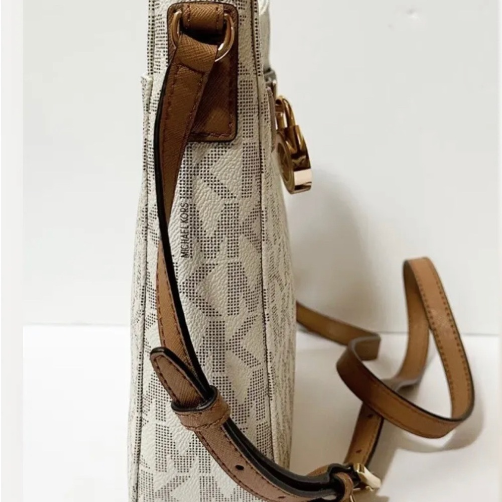 MICHAEL KORS HAMILTON TRAVEL MESSENGER CROSSBODY BAG MK VANILLA/ACORN. - Picture 4 of 8